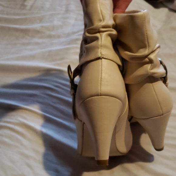 Cream ankle boots - Picture 2 of 2
